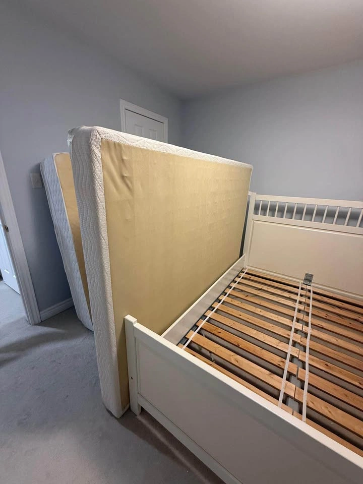 Simmons Queen Size Box Spring – Good Condition - photo 4