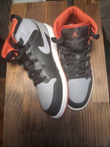 NIKE AIR JORDANS ONE MID 3Y