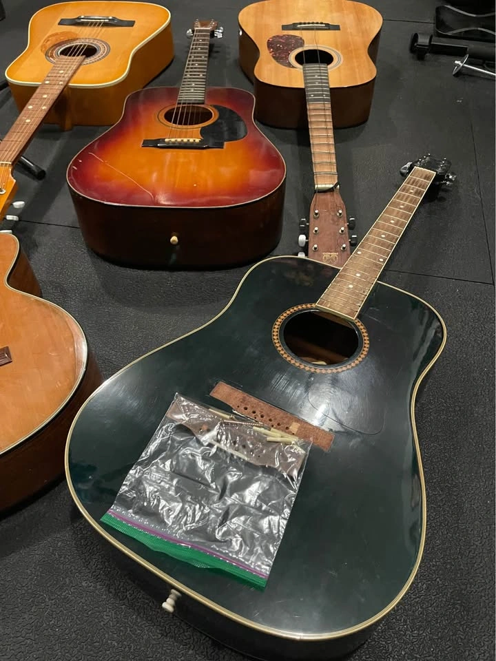 GUITAR LOT: 250 for everything with 2 stands - photo 2