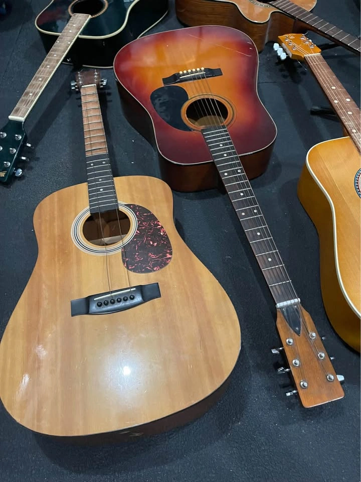 GUITAR LOT: 250 for everything with 2 stands - photo 3