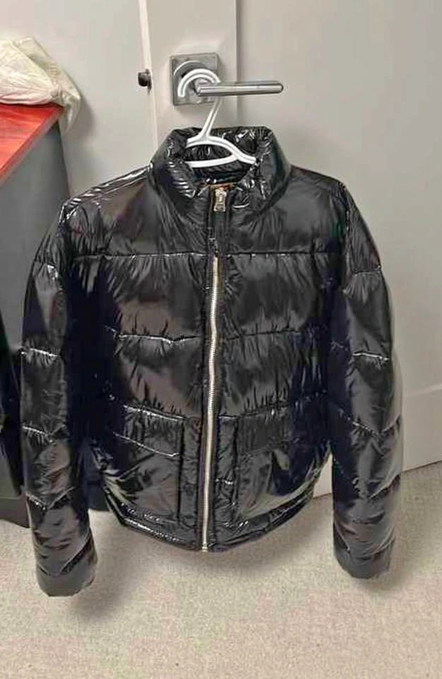 Unisex size small but fits medium