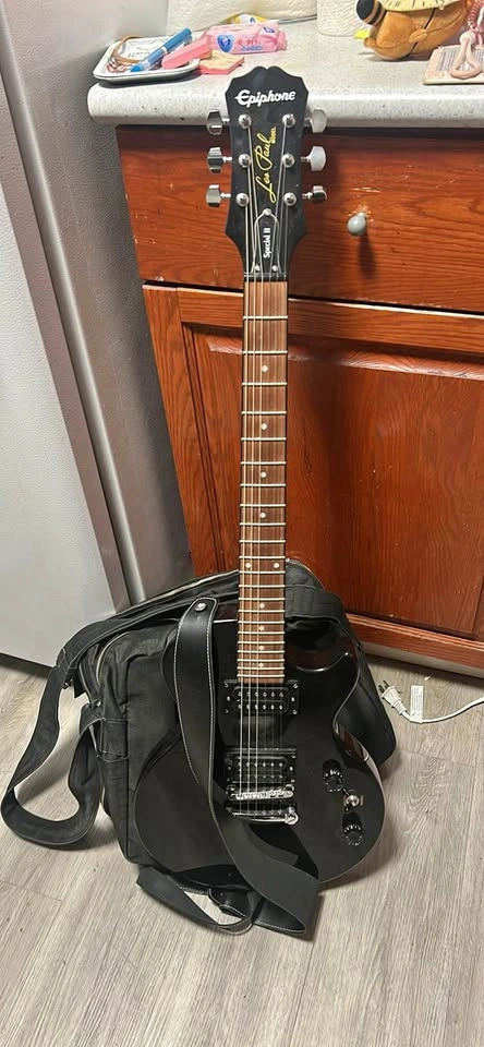 Epiphone Les Paul Special with bag