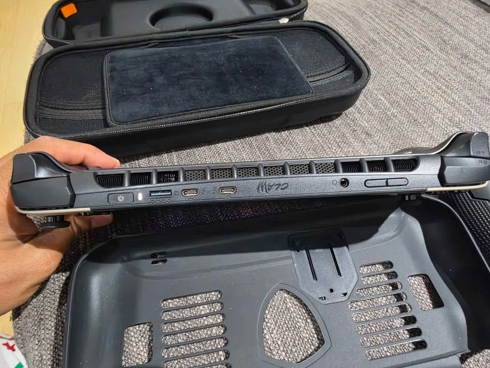 MSI Claw 8 AI+ (Sandstorm Edition) 2TB Bundle - photo 2