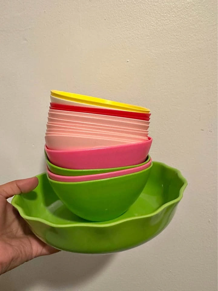 Melamine Bowls Set of 17 Pieces. Pickup in Park Slope.