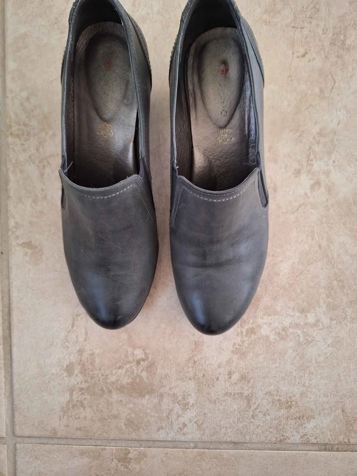 Gray leather pumps