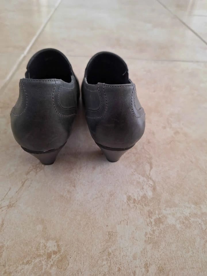 Gray leather pumps - photo 2