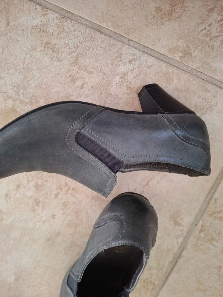 Gray leather pumps - photo 3