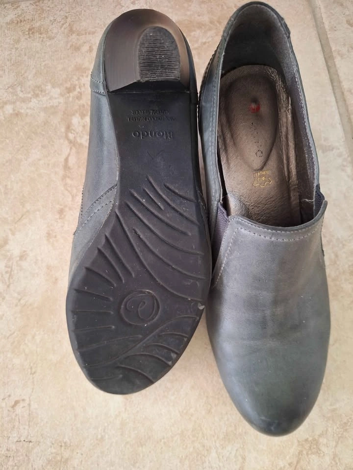 Gray leather pumps - photo 4