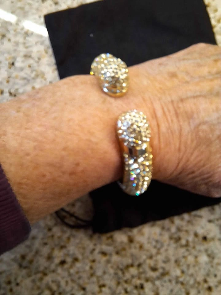 Brand new Gold-Toned Rhinestone Cuff Bracelet - photo 4