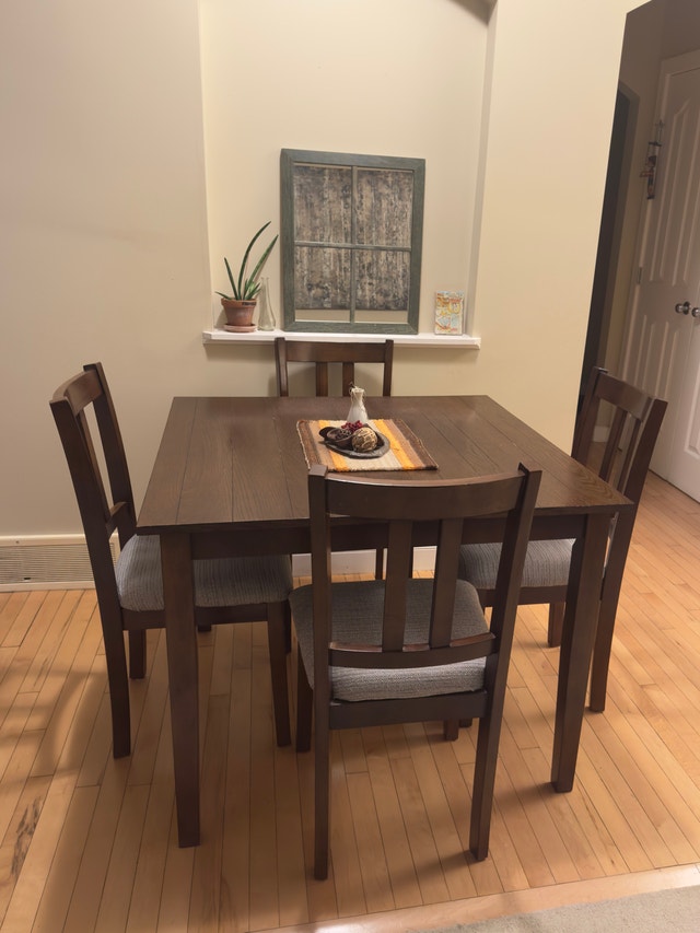 Dining Table Set with 4 Chairs