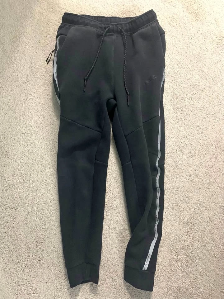 Nike Tech Fleece Joggers men’s medium