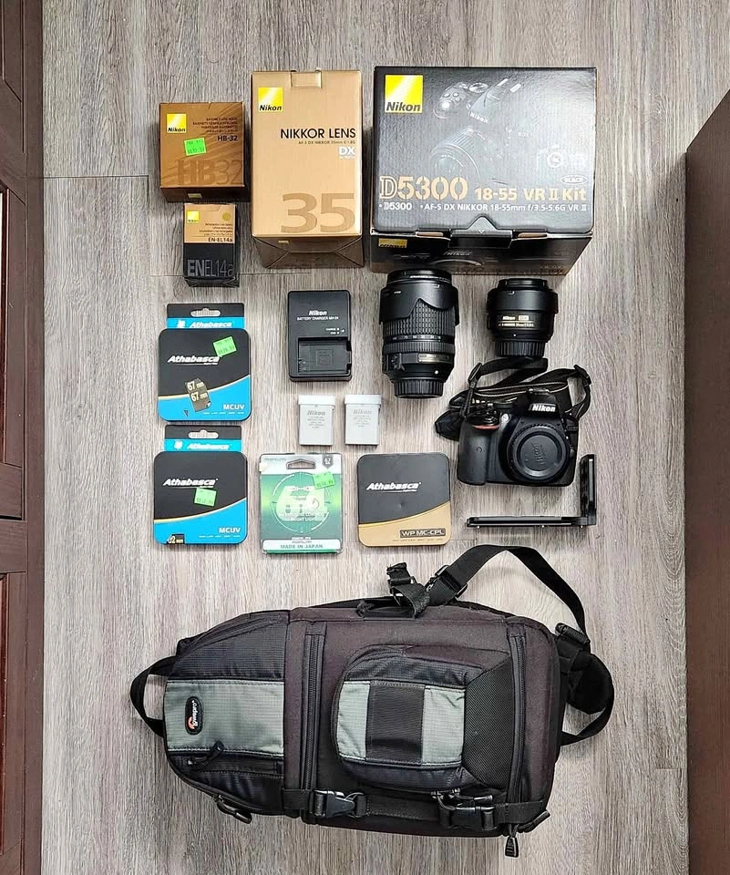 Nikon D5300 Camera Bundle with 18-140mm and 35mm Lenses