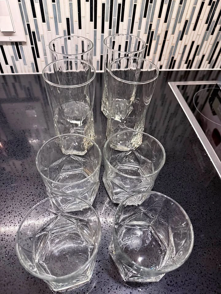 Set of 8 Drinking Glasses : 4 Small + 4 Large