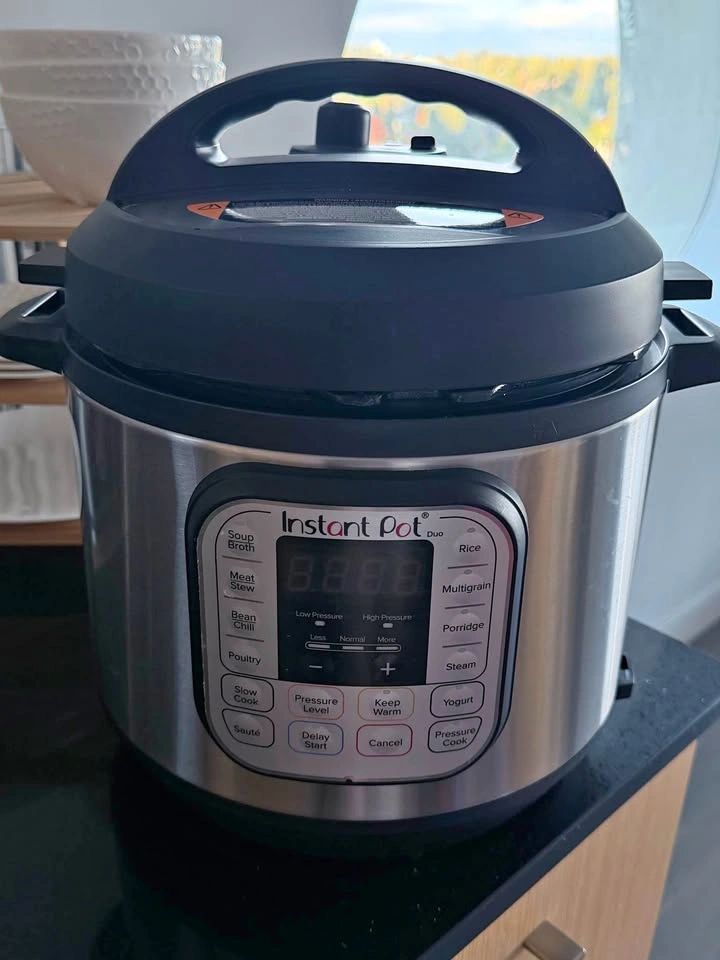 Instant Pot Duo 7-in-1 + Ceramic Non-Stick Pot (Brand New)