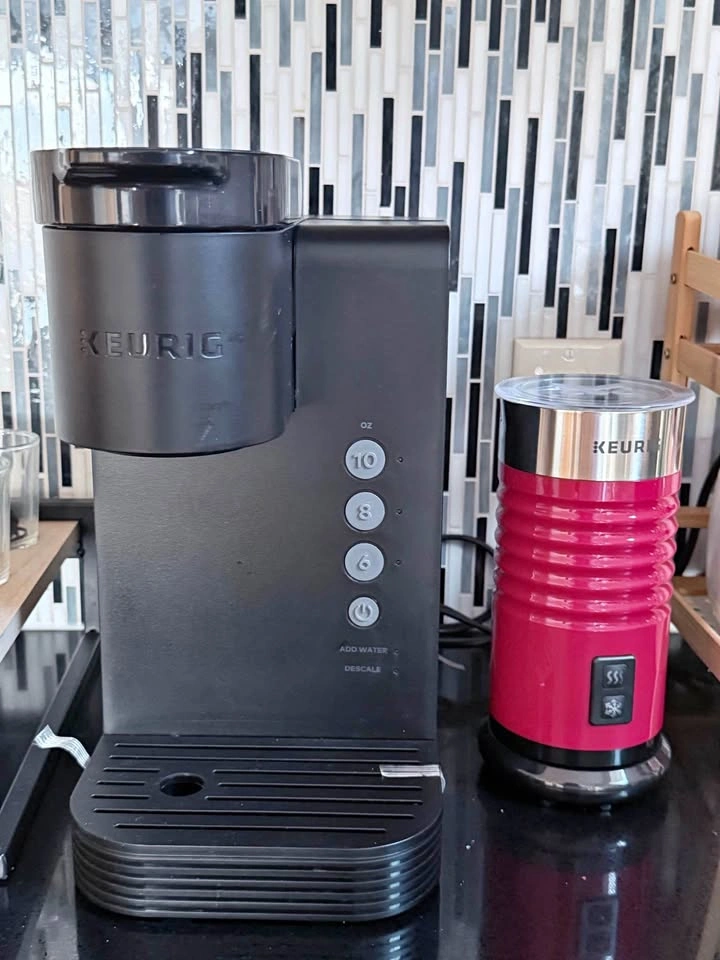 Keurig K-Express Coffee Maker with Milk Frother (Like New ☕)
