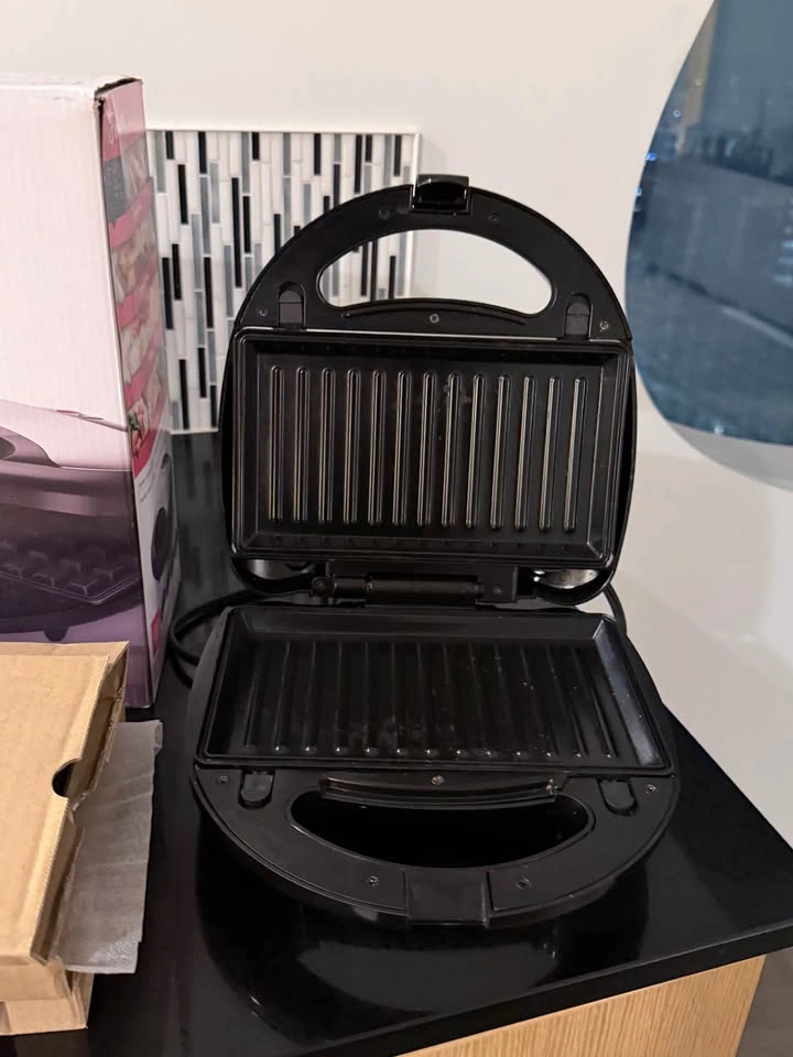 Black+Decker 4-in-1 Sandwich Maker – Like New - photo 3