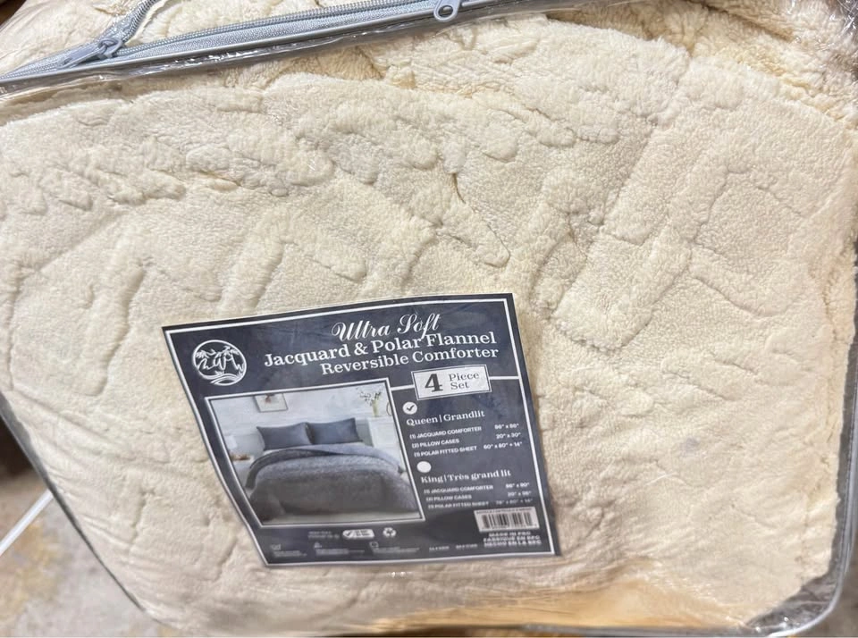 4 pcs Cream & Grey Reversible Jacquard & Polar Flannel Comforter - photo 3