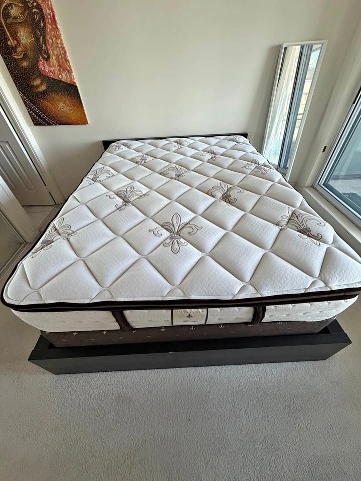 Fairmont Hotel Stearns & Foster Queen Mattress + Box Spring