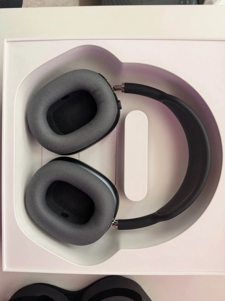 Apple AirPods Max (USB-C) Midnight - Brand New - photo 2