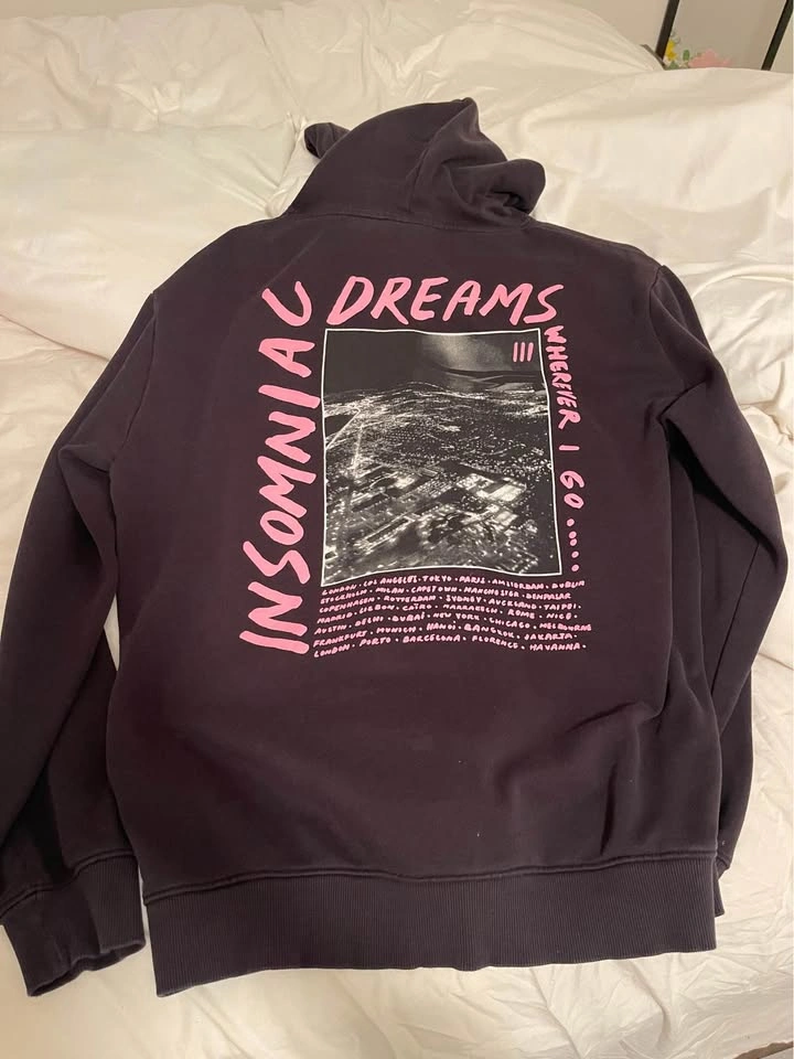 H&M Insomniac Dreams Graphic Hoodie - photo 2