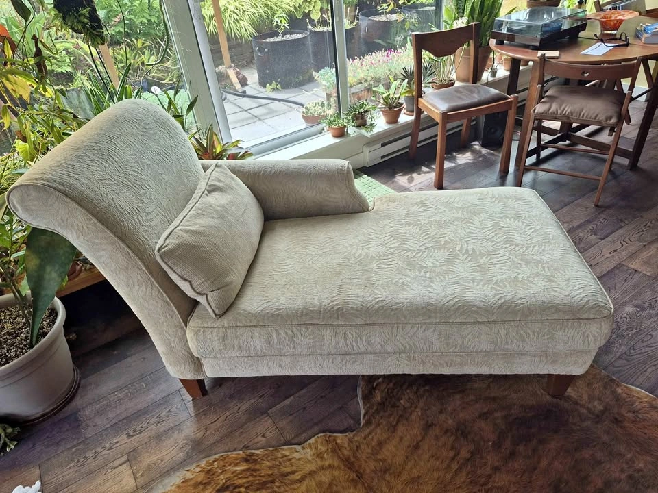 Elegant Cream-coloured Mid-century Chaise Lounge / Daybed