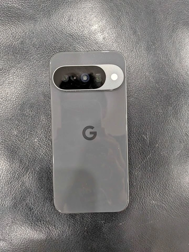 Google Pixel 10 (128GB, Obsidian) - 2 Months Old