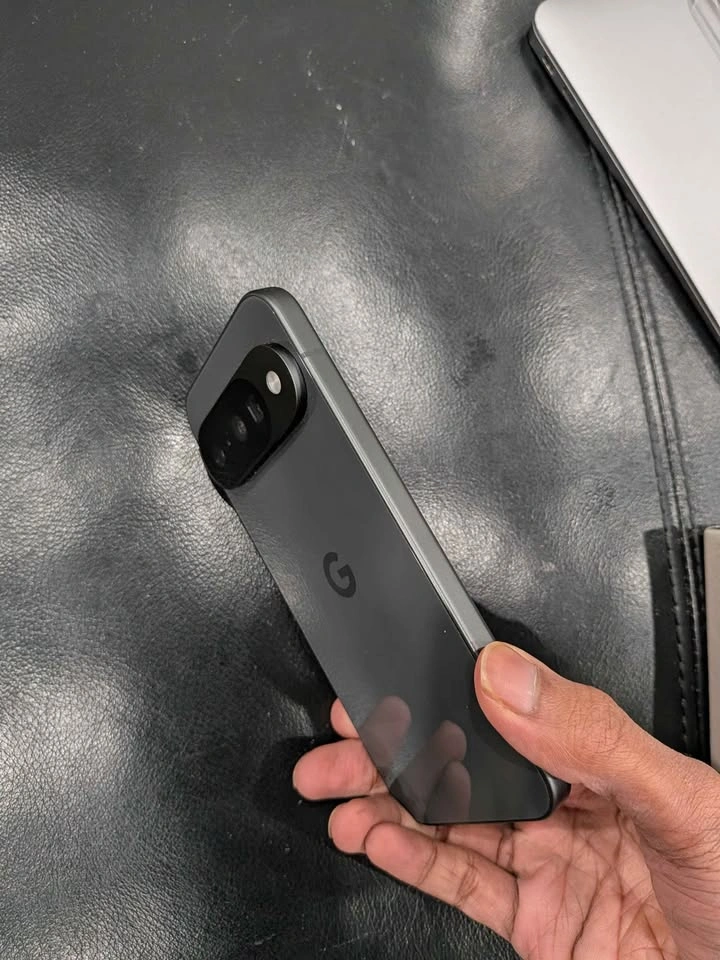 Google Pixel 10 (128GB, Obsidian) - 2 Months Old - photo 2