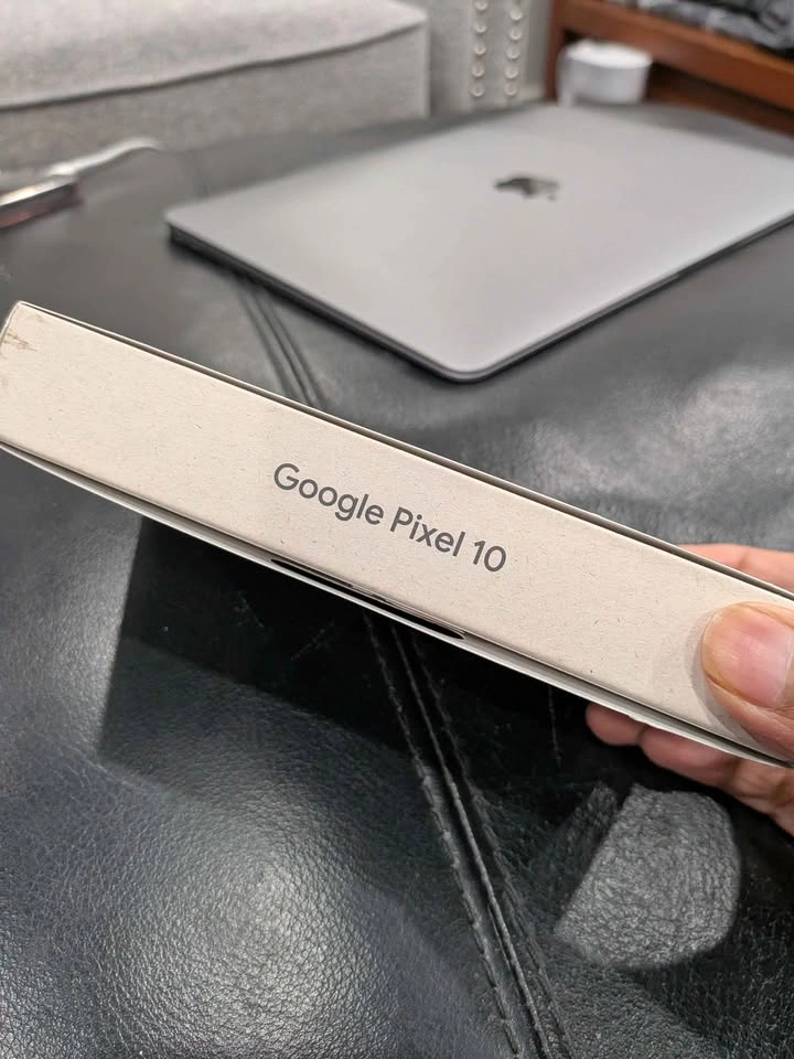 Google Pixel 10 (128GB, Obsidian) - 2 Months Old - photo 3