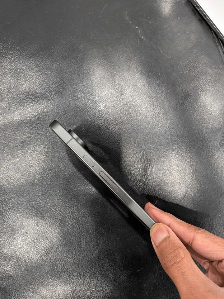 Google Pixel 10 (128GB, Obsidian) - 2 Months Old - photo 4