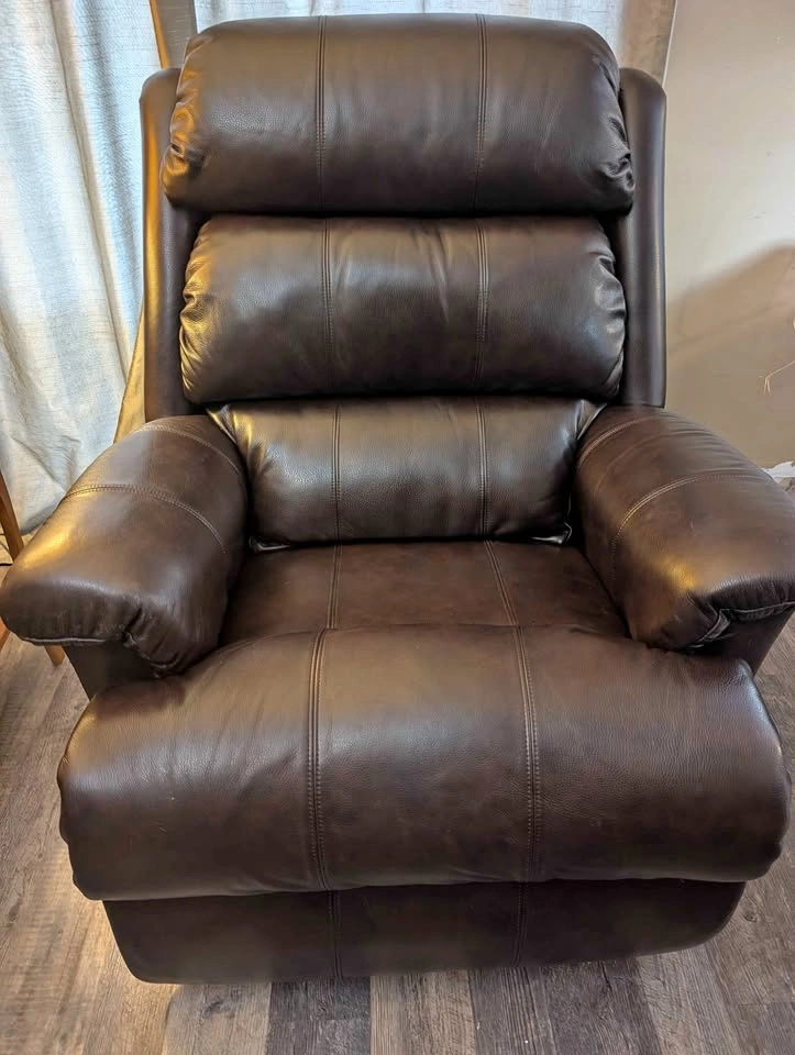 La-z-boy Astor leather power recliner, excellent condition