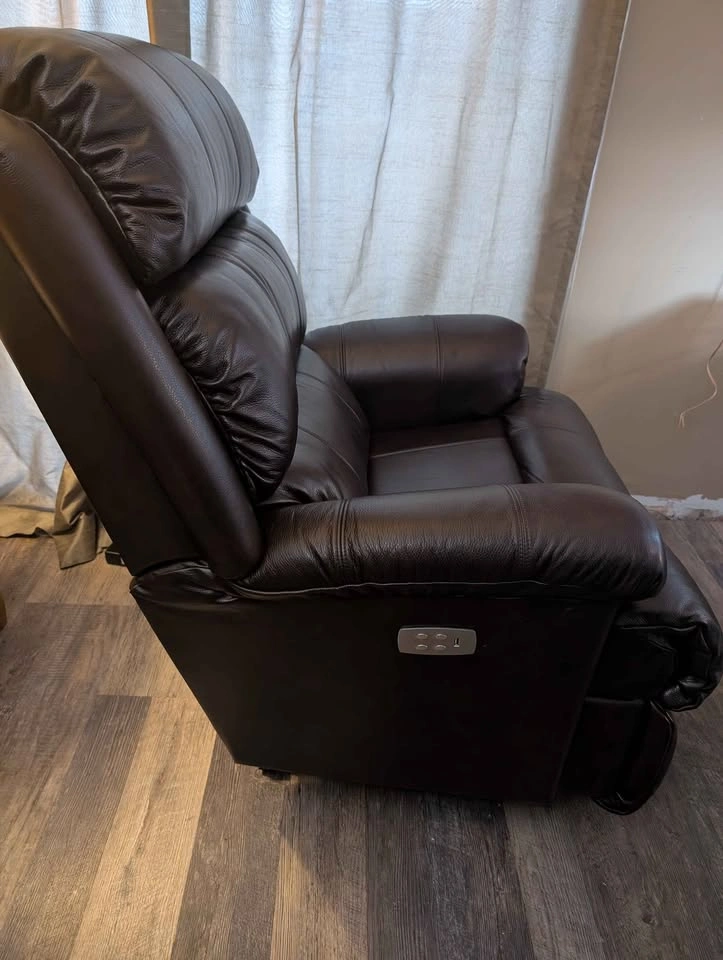 La-z-boy Astor leather power recliner, excellent condition - photo 2