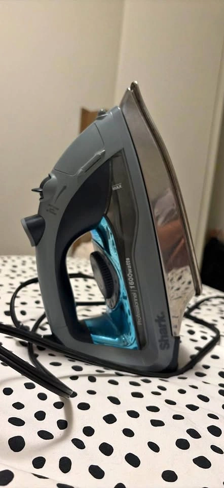 Shark Professional Steam Iron
