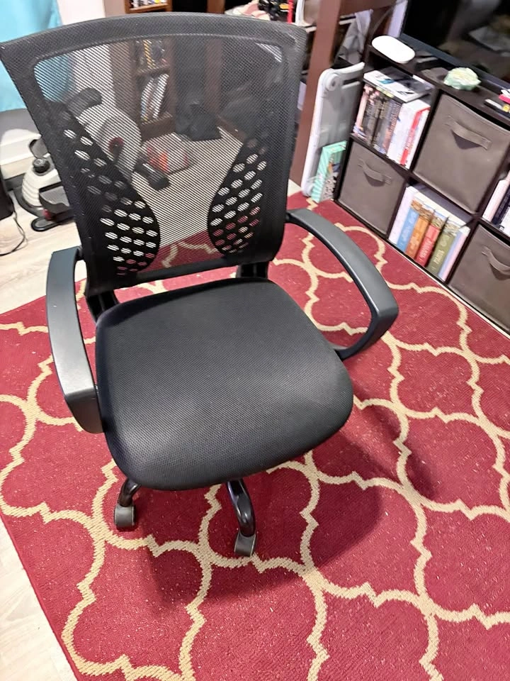 Generic Mesh Office Chair - Barely Used