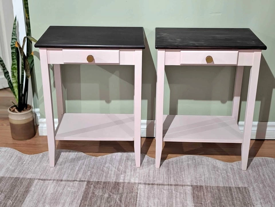 2 Matching Nightstands