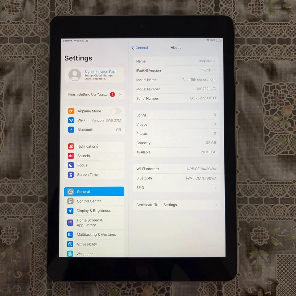 Apple iPad (6th Generation) 32GB - photo 2