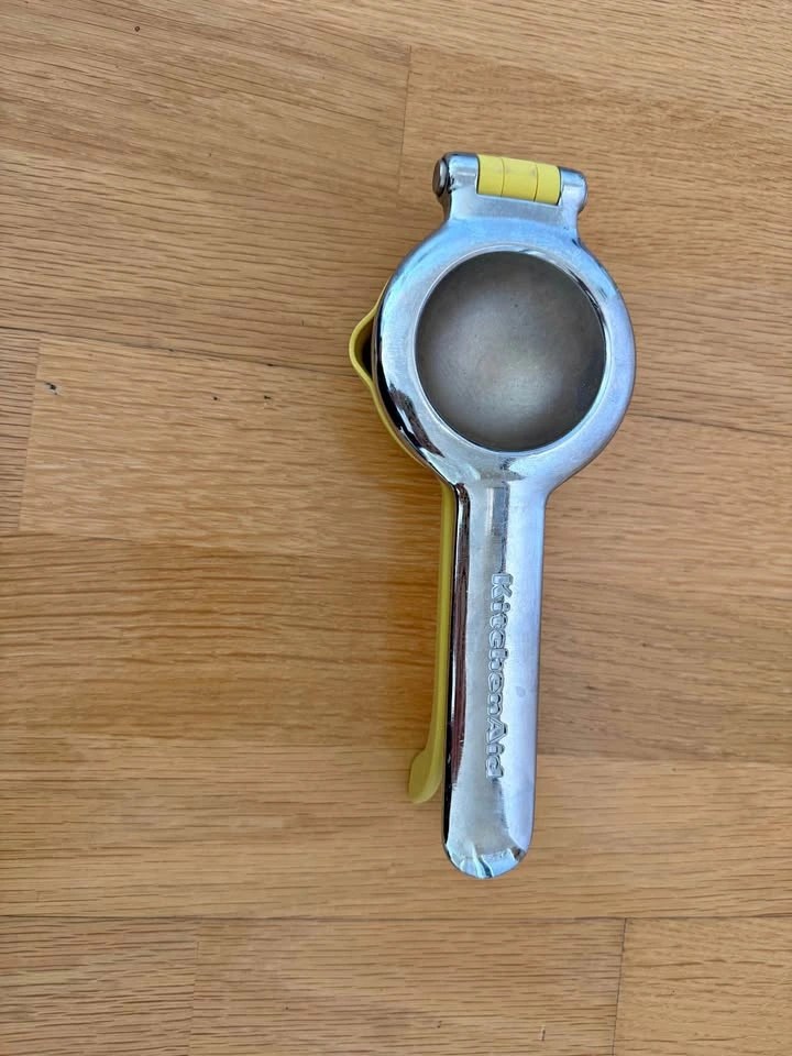 KitchenAid Citrus Press / Lemon & Lime Squeezer