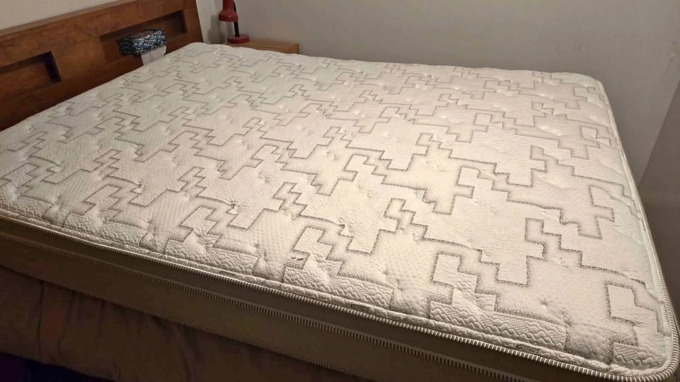 Queen size mattress - Serta Perfect Sleeper - Mint condition