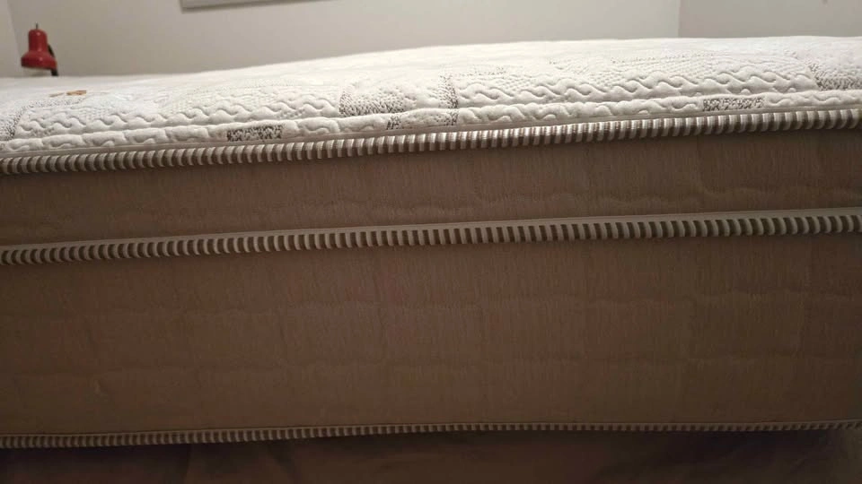 Queen size mattress - Serta Perfect Sleeper - Mint condition - photo 2