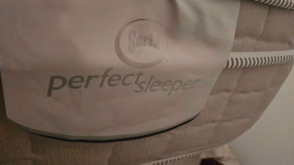 Queen size mattress - Serta Perfect Sleeper - Mint condition - photo 3