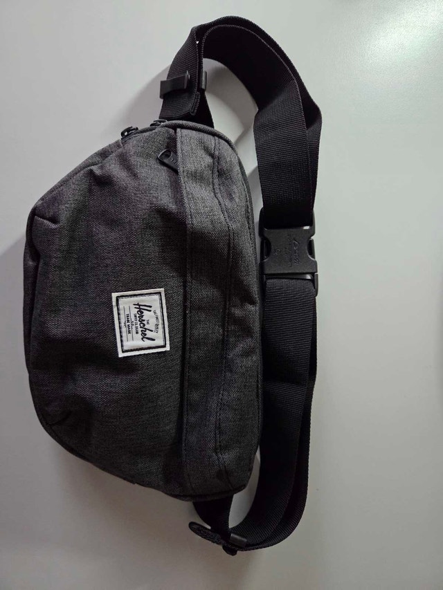 Herschel Black Hip Pack / Fanny Pack – Like New