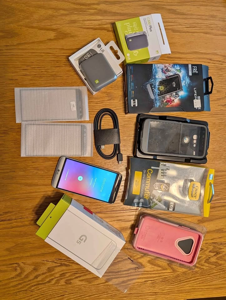 LG G5 LG-H831 32GB Silver Smartphone Bundle
