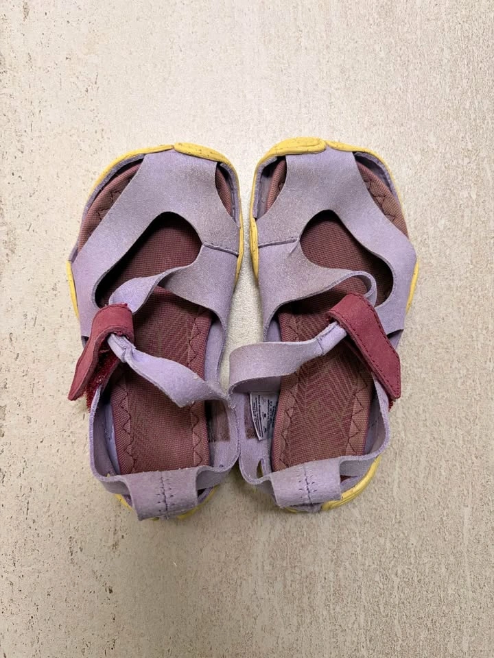 Wildling barefoot sandals Size US8 (EU24)