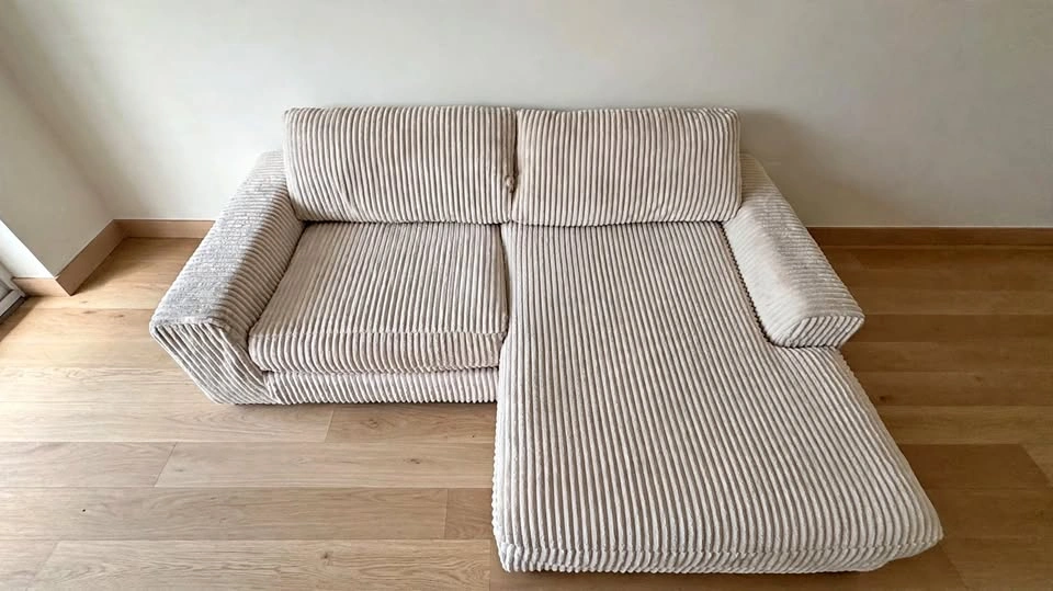 Delivery included!! Ashley Lindyn Sectional with Chaise