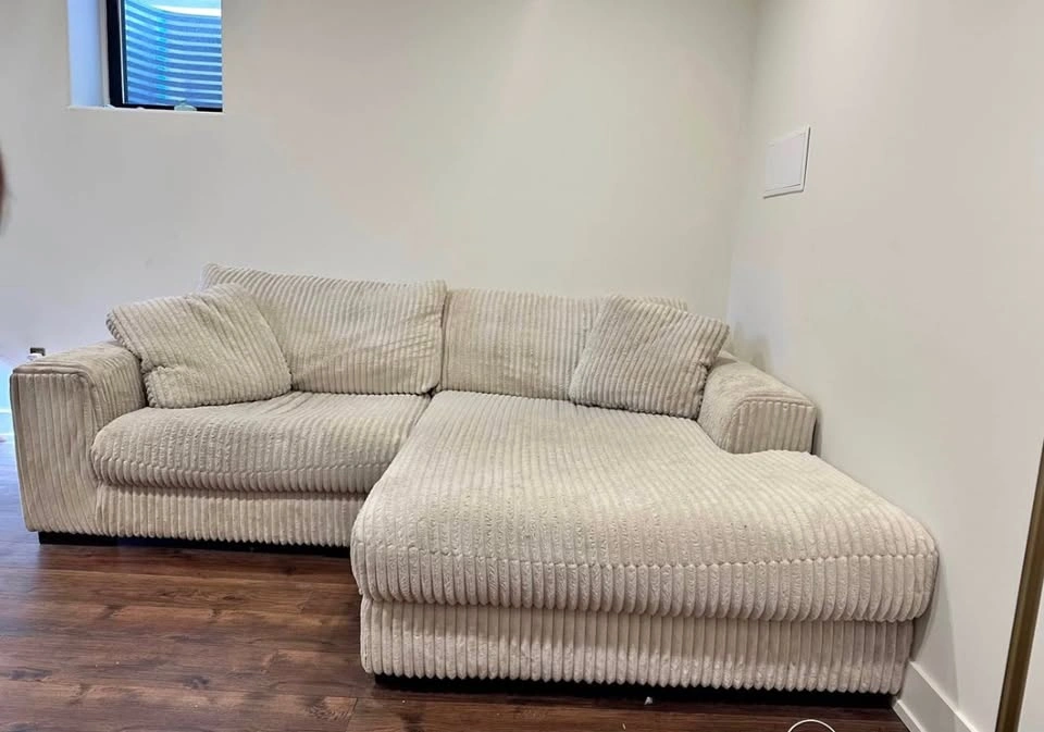 Delivery included!! Ashley Lindyn Sectional with Chaise - photo 3