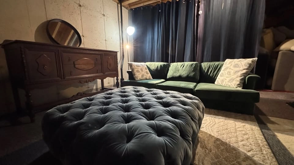 Green Velvet 3-Seater Sofa + Tufted Ottoman - photo 2