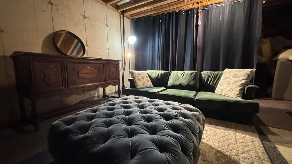 Green Velvet 3-Seater Sofa + Tufted Ottoman - photo 3