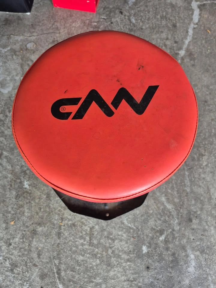 MECHANICAL STOOL WITH WHEELS