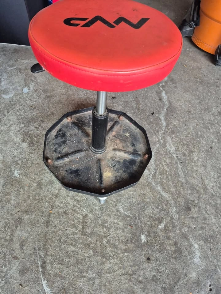 MECHANICAL STOOL WITH WHEELS - photo 2
