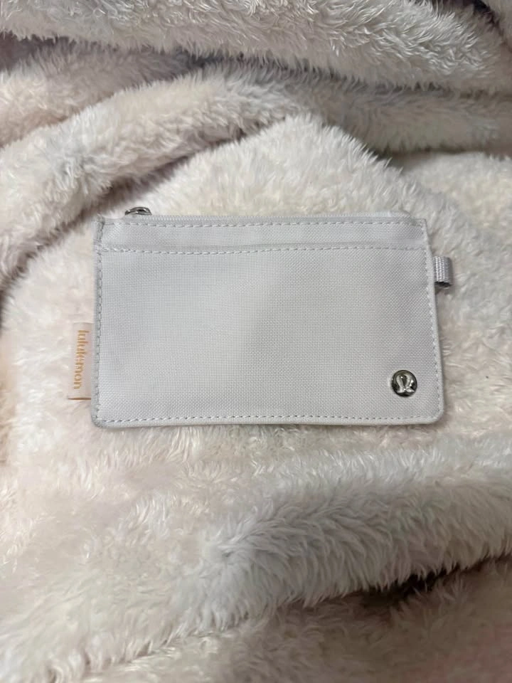 Lululemon wallet (white)
