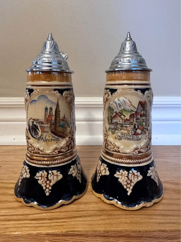Authentic Pair of Vintage Original King German Beer Steins - photo 2